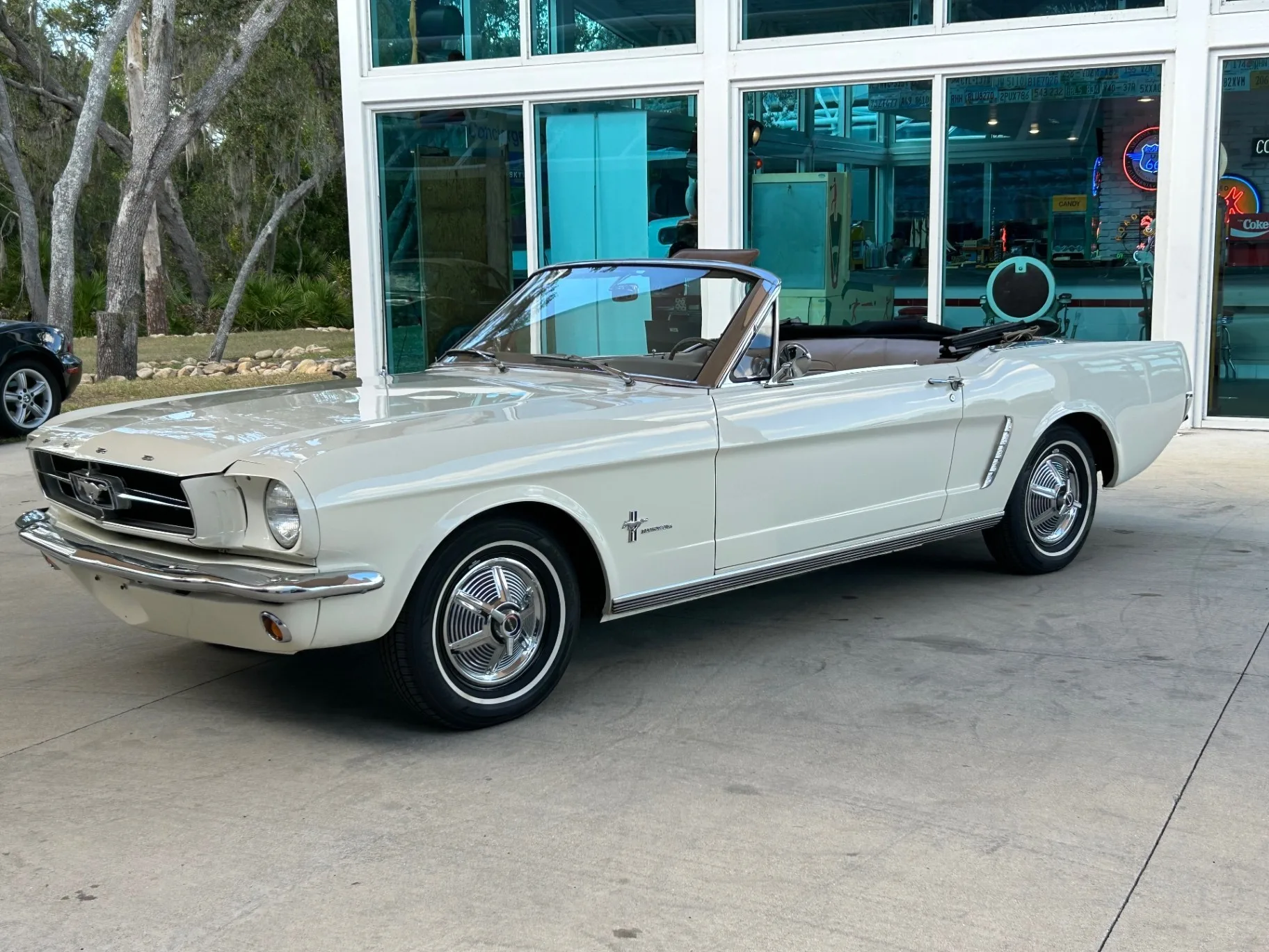 1964 Ford Mustang White&Tan